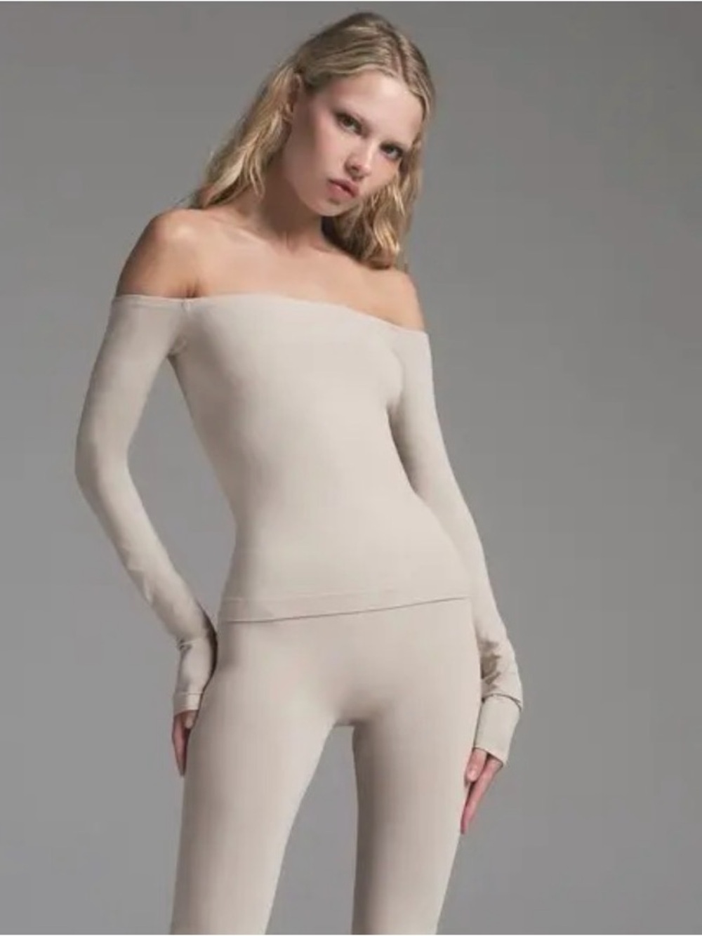 SKIMS - Soft Smoothing Seamless , Off shoulder long sleeve top- in Color Stone